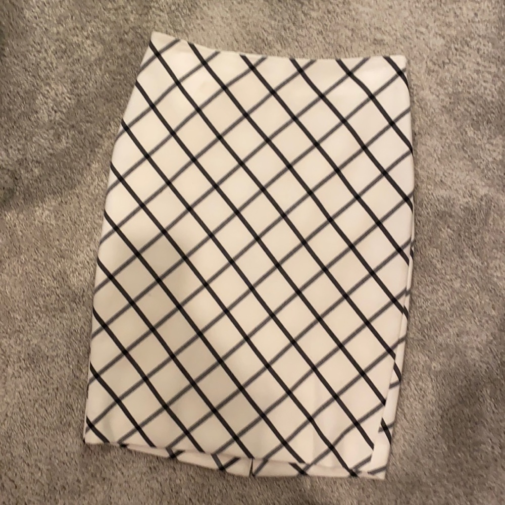 Pencil skirt cream and black